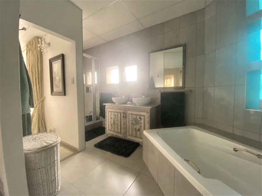 3 Bedroom Property for Sale in Wavecrest Eastern Cape